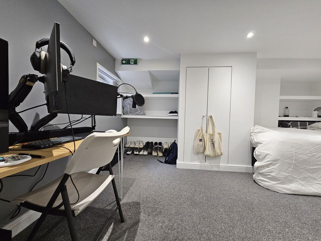 Property photo 3 of 20 A Well-Maintained Bedroom Featuring A Comfortable ...