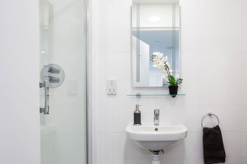 Property photo 2 of 10 Bathroom