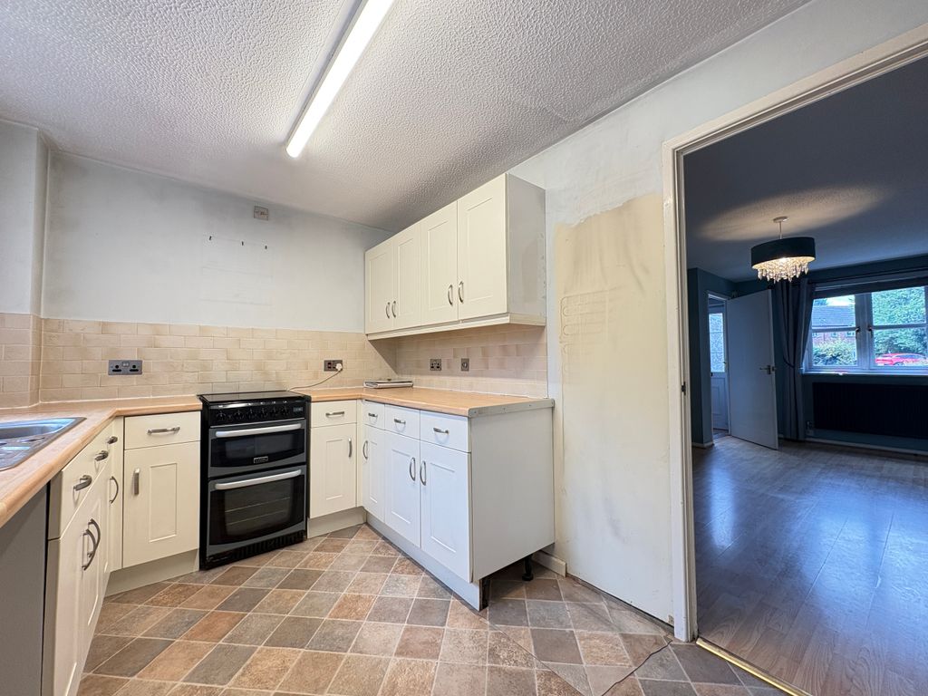 Property photo 2 of 11 Kitchen 3 Glastonbury