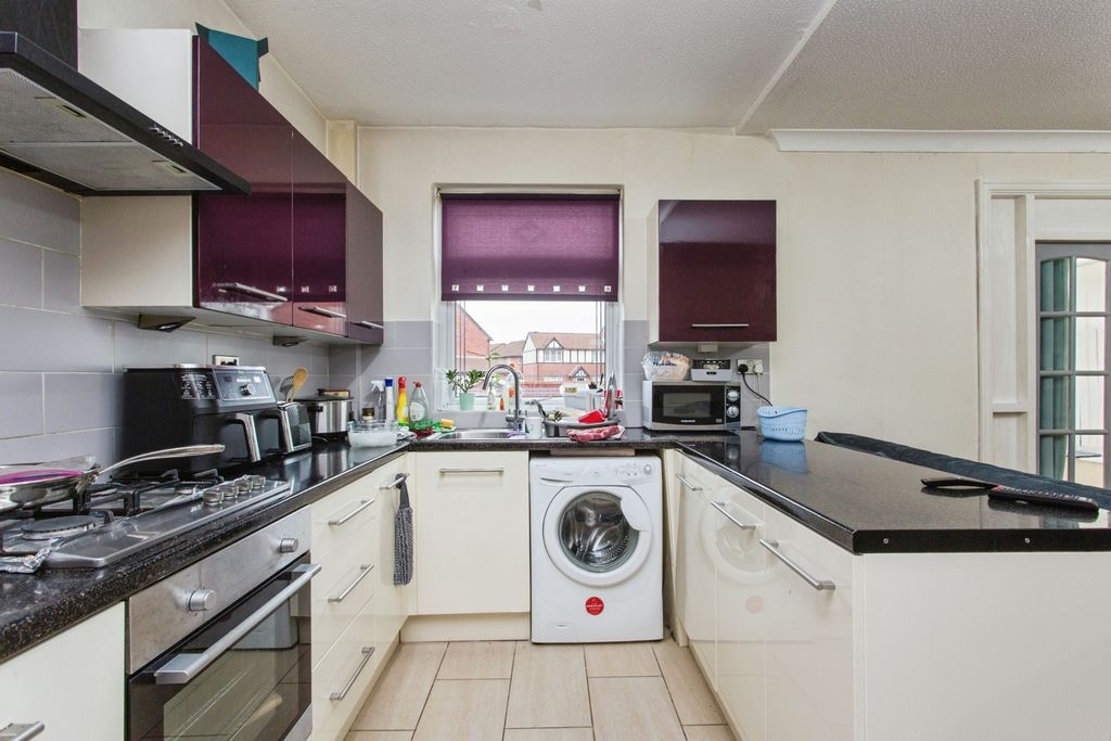 Property photo 2 of 11 Kitchen