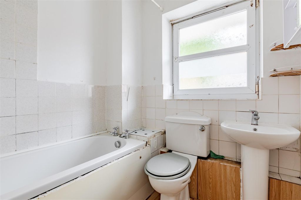 Property photo 2 of 10 Bathroom