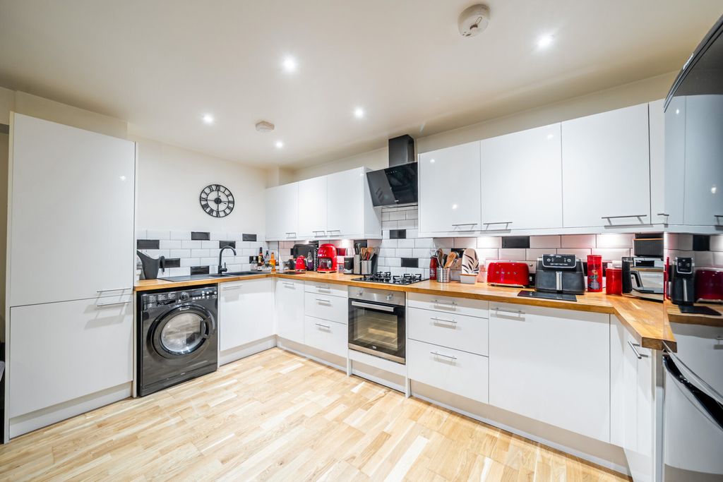 Property photo 3 of 17 1472388-12-6A26Dd...