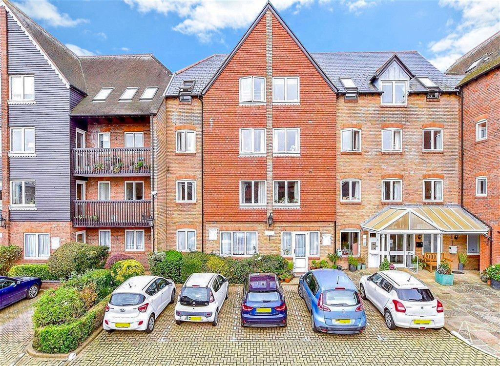 Property photo 2 of 10 Martlets Court New