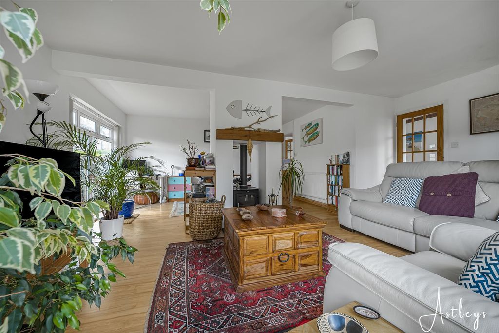 Property photo 2 of 31