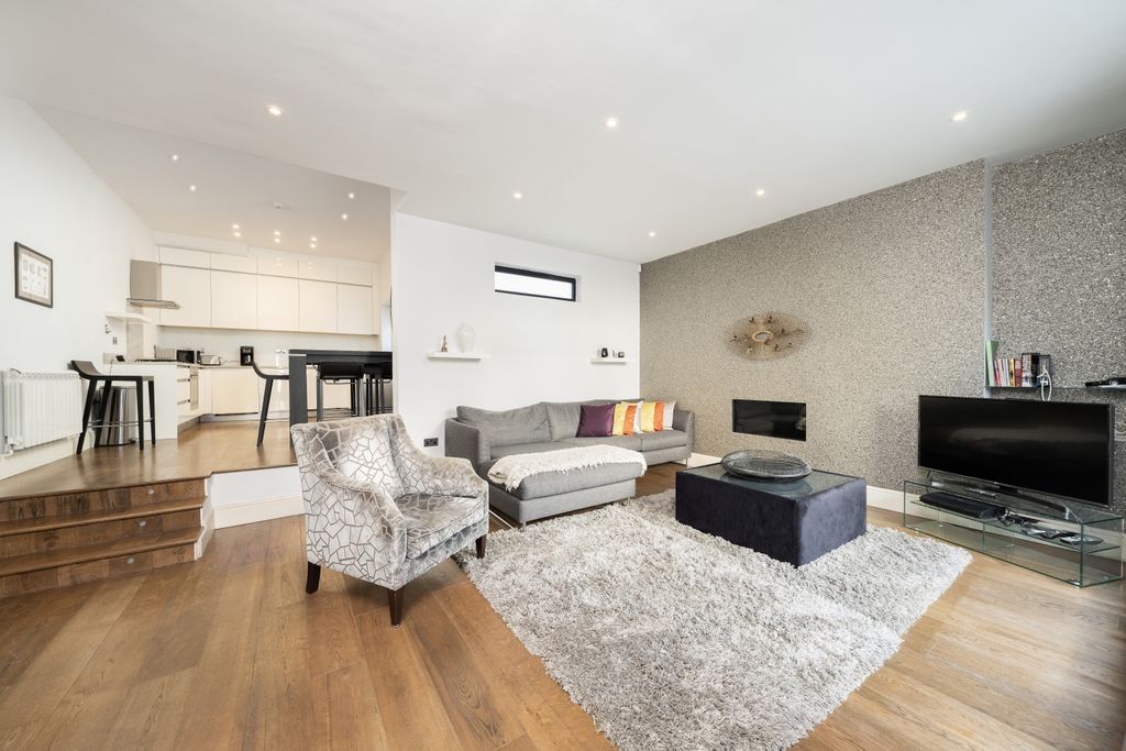 Property photo 1 of 22 Queens Gate Mews