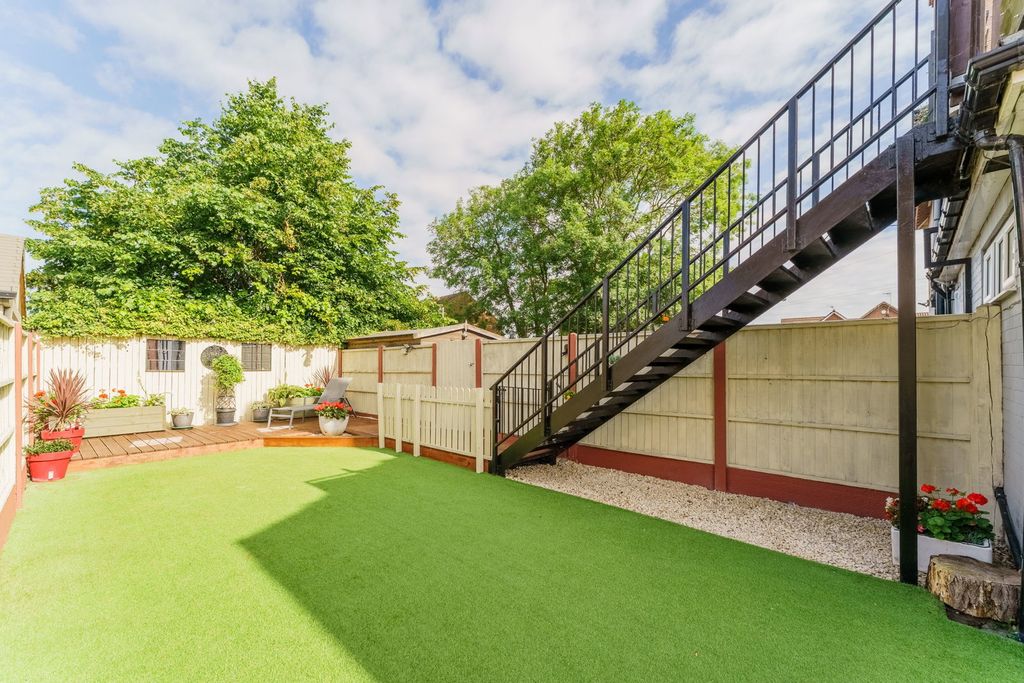 Property photo 2 of 24