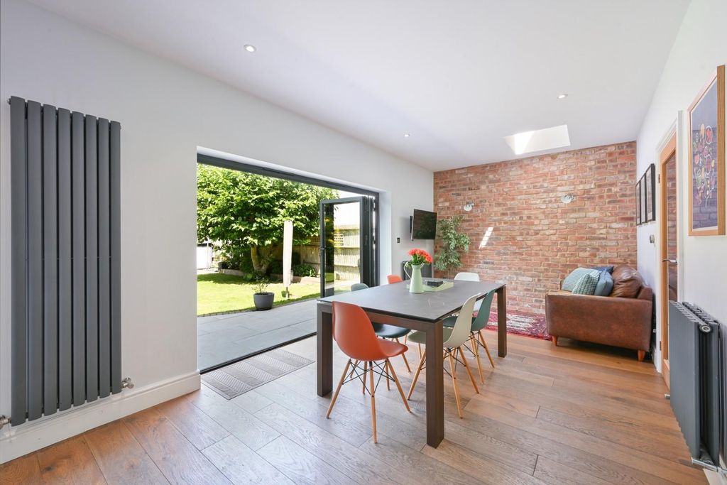 Property photo 2 of 21 Woodcote Green Road