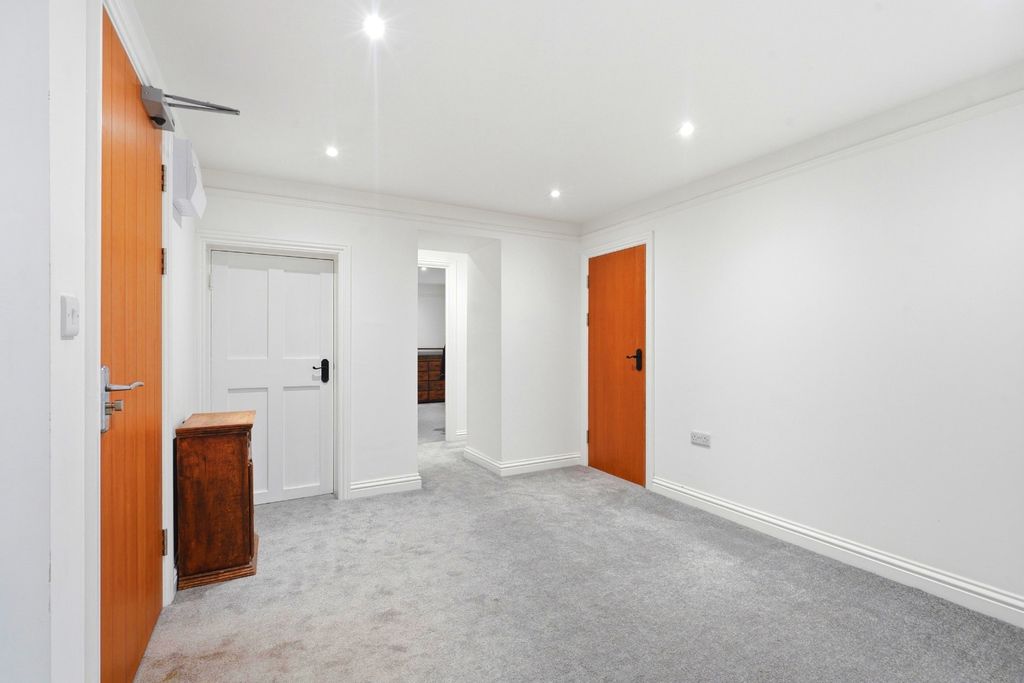 Property photo 2 of 15 5209771