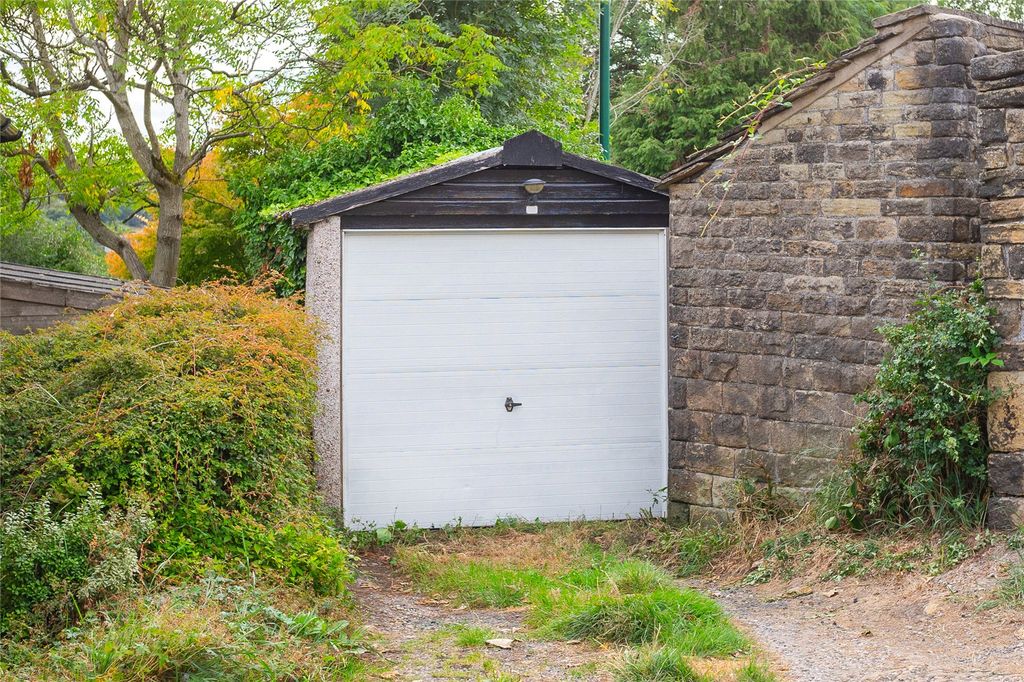 Property photo 2 of 20 Garage/Parking