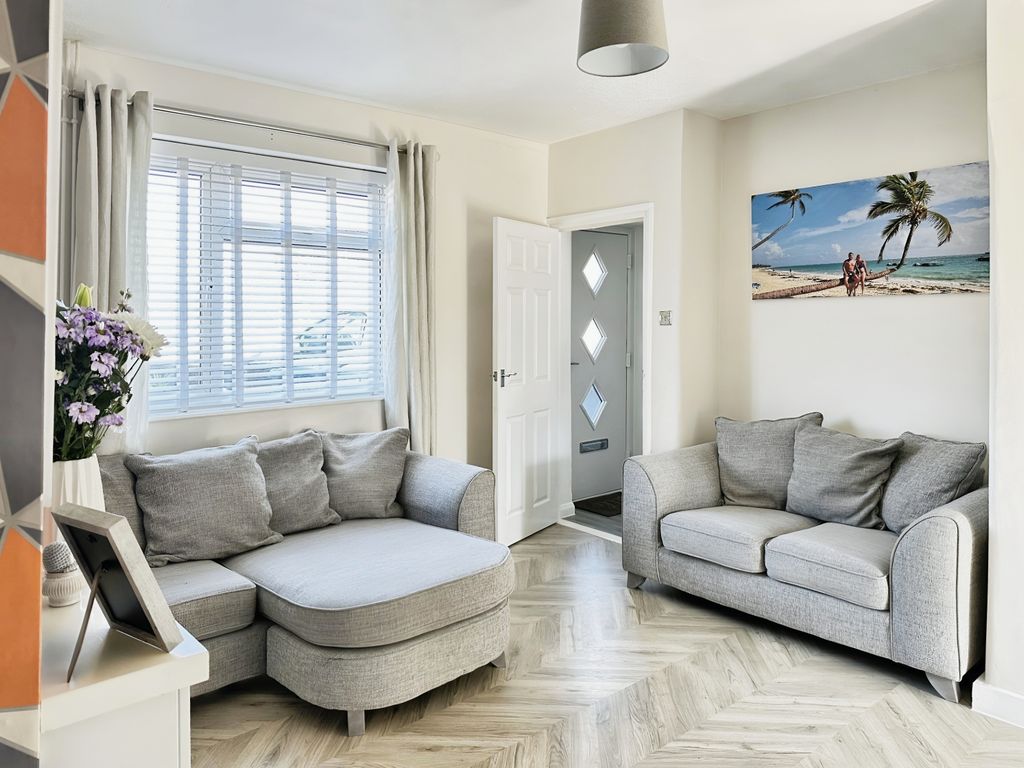 Property photo 2 of 18 Lounge