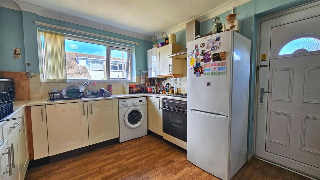 Property photo 3 of 10 Kitchen