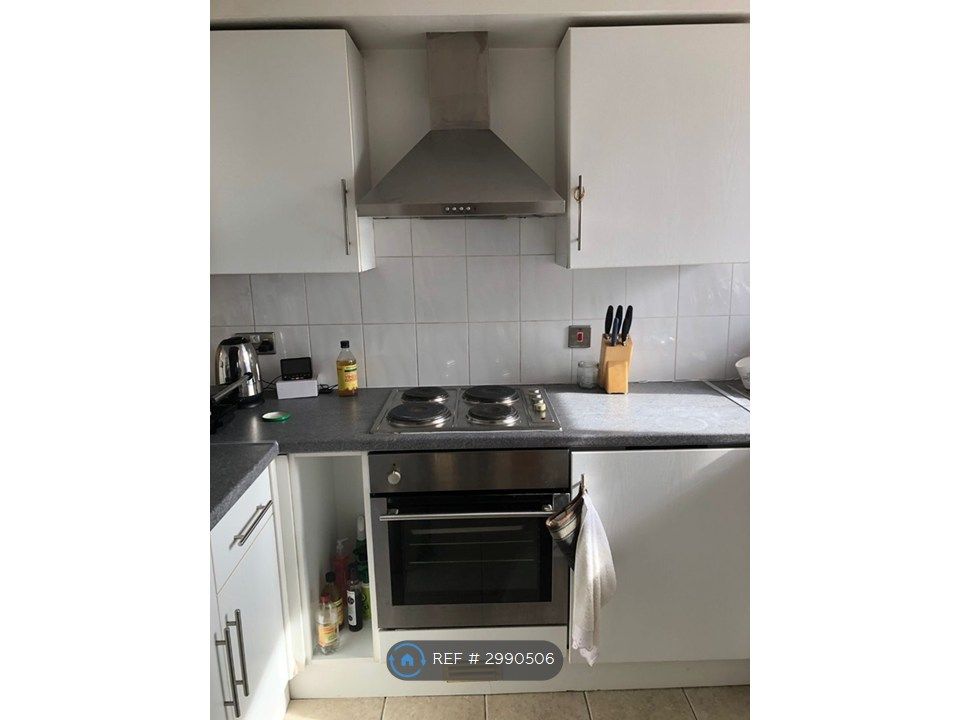 Property photo 3 of 11 Kitchen