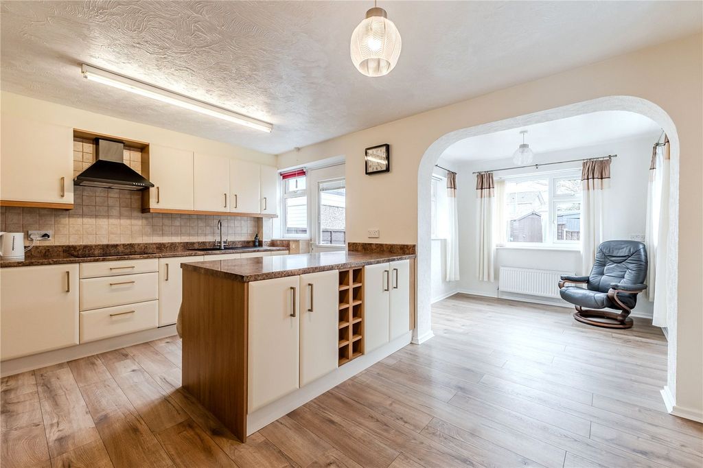 Property photo 3 of 16 Picture No. 11