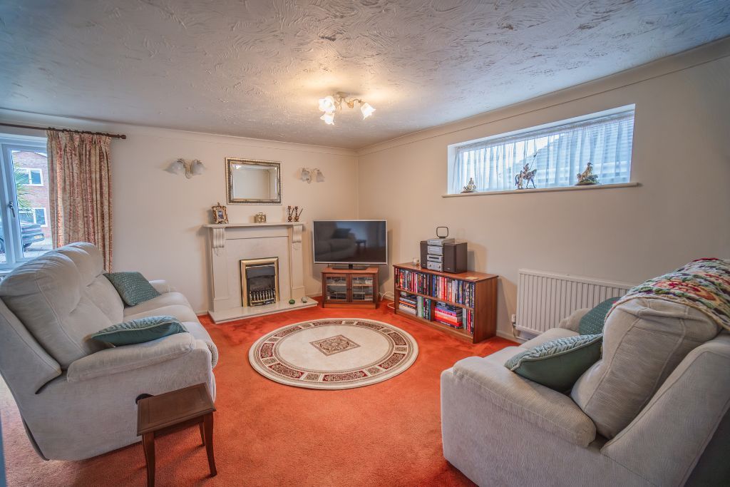 Property photo 2 of 16 Lounge