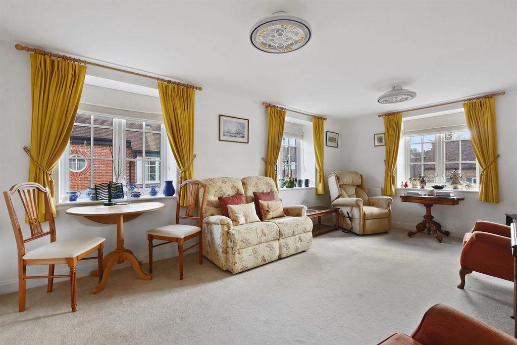 Property photo 1 of 21 11-9507Gcmcs - 11 Chiltern Place - Reception -Orig