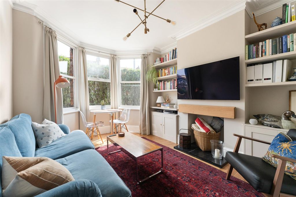 Property photo 2 of 34 Markhouse Road, E17