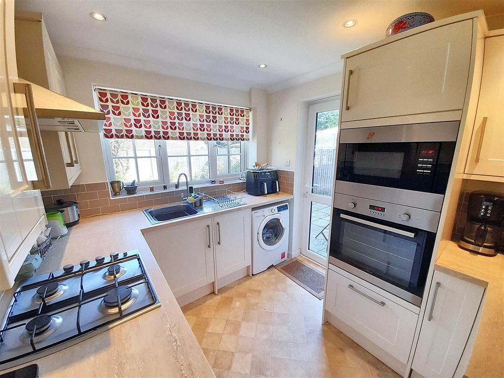 Property photo 3 of 17 Kitchen