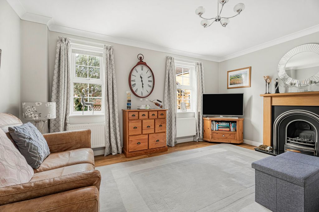 Property photo 2 of 21 Sitting Room