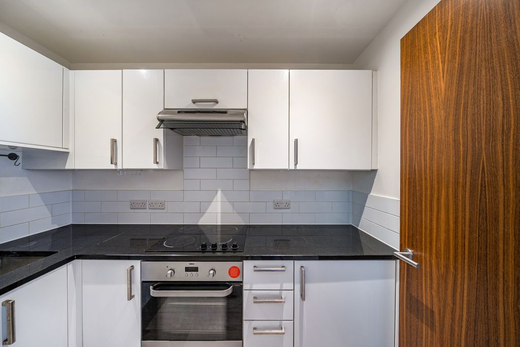 Property photo 3 of 14 1372191-3-6901Fba...