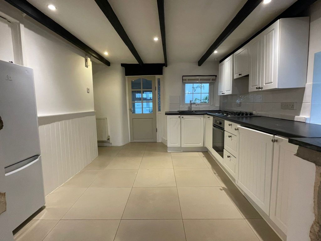 Property photo 3 of 11 Kitchen