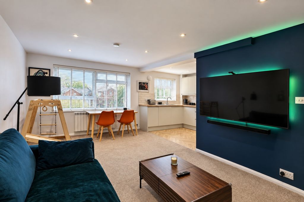 Property photo 3 of 12 4D2DC817-B93D-4229-8B26-1Be4D5866401