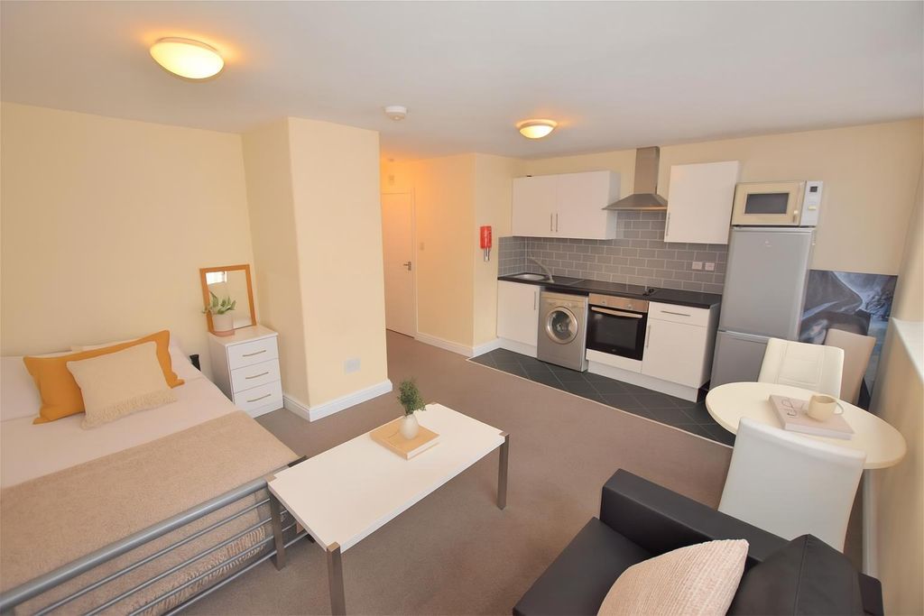 Property photo 3 of 6 Lounge / Bedroom