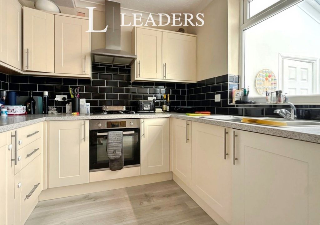 Property photo 3 of 12 Kitchen