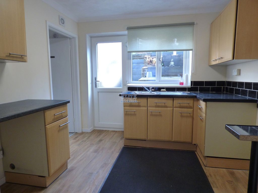 Property photo 2 of 14 Kitchen