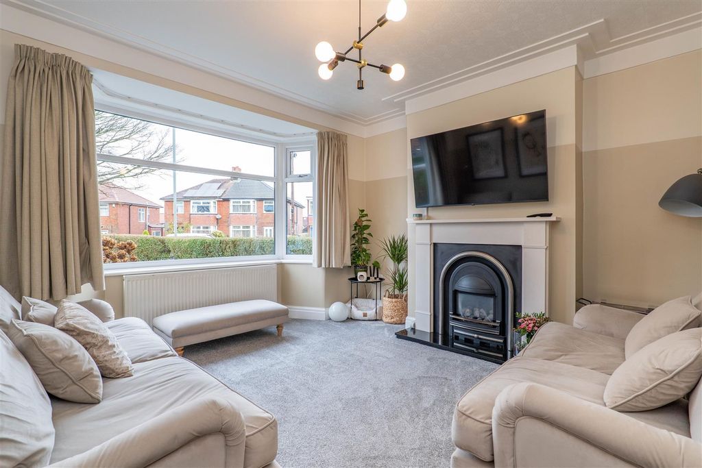 Property photo 2 of 25 Lounge