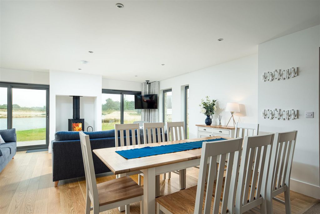 Property photo 3 of 10 Dining Area