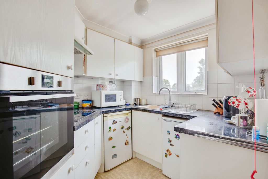 Property photo 3 of 10 Kitchen