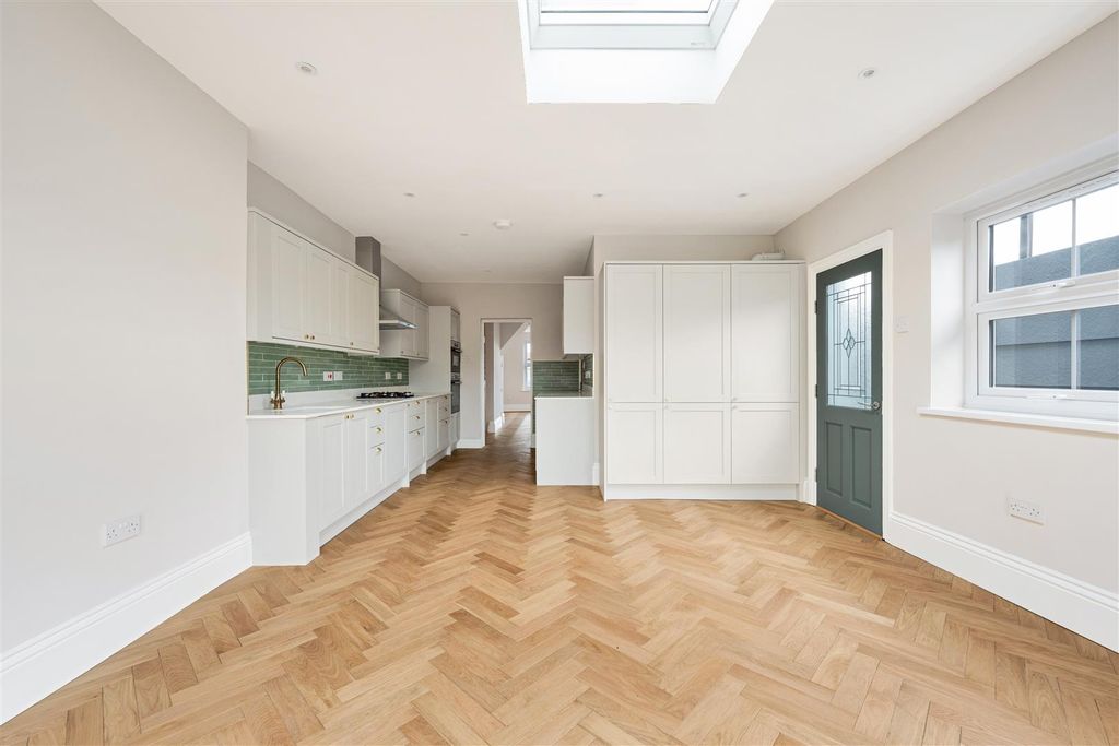 Property photo 3 of 34 Kimberley Road, E17