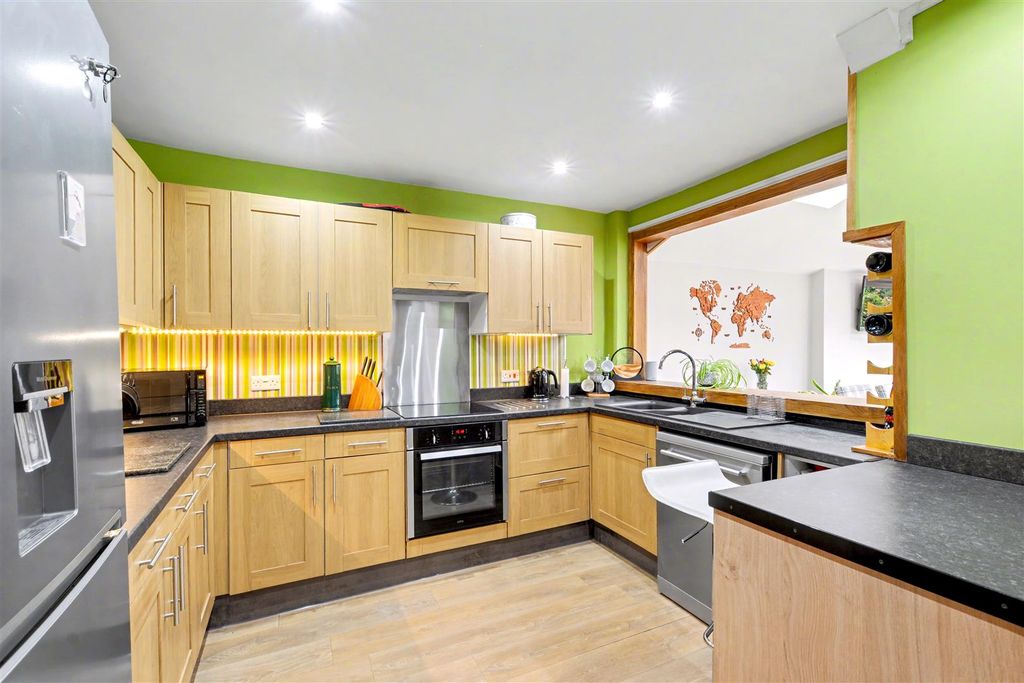 Property photo 2 of 20 Kitchen (2).Jpeg