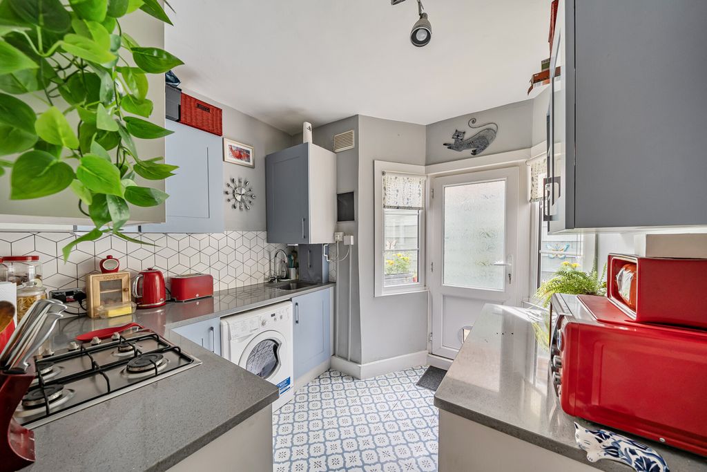Property photo 3 of 17 Kitchen