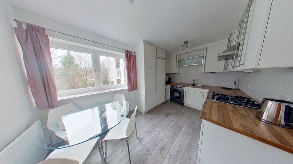 Property photo 2 of 7 Ll − Photo − Kitchen Dining