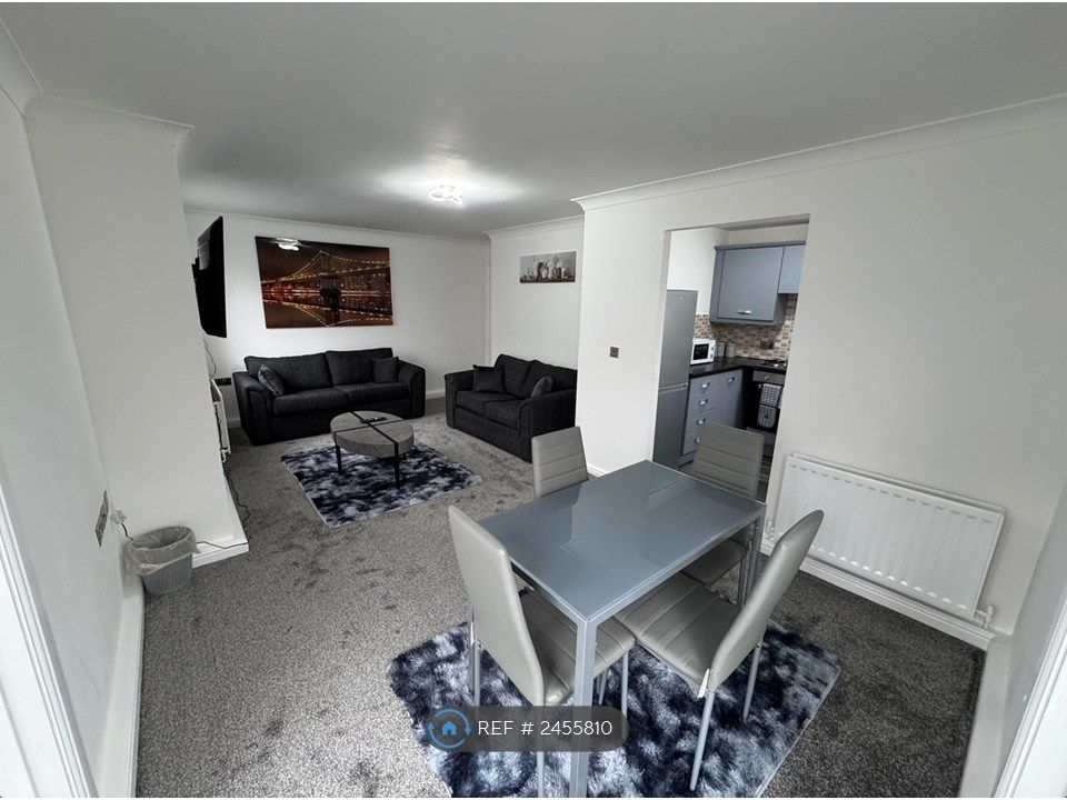 Property photo 3 of 19 Living/Dining Room
