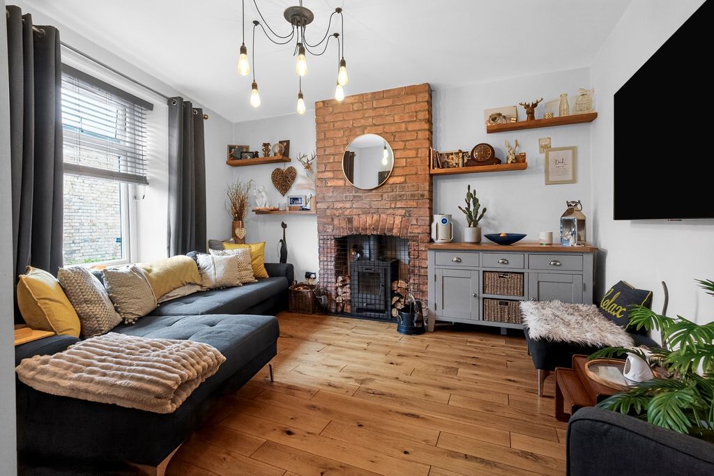 Property photo 2 of 20 Front Reception