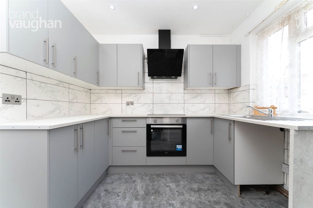 Property photo 2 of 10 Kitchen