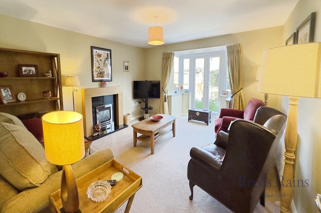 Property photo 3 of 19 Lounge