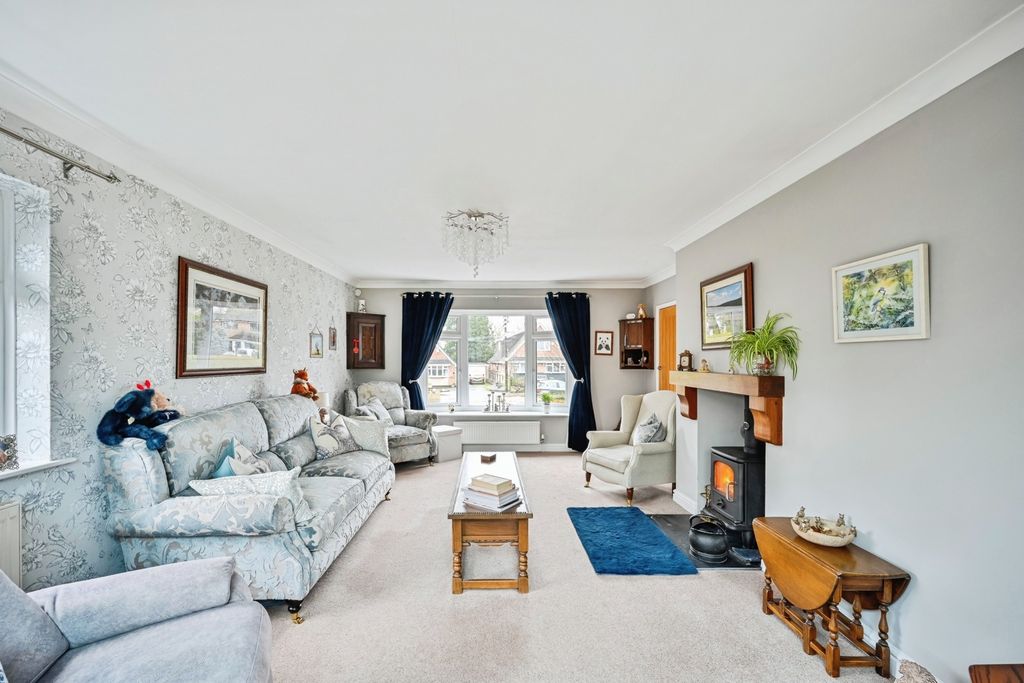 Property photo 2 of 17 Lounge