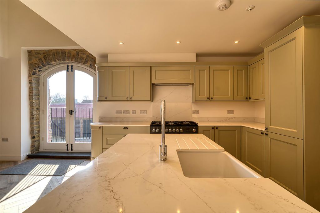 Property photo 2 of 10 Kitchen