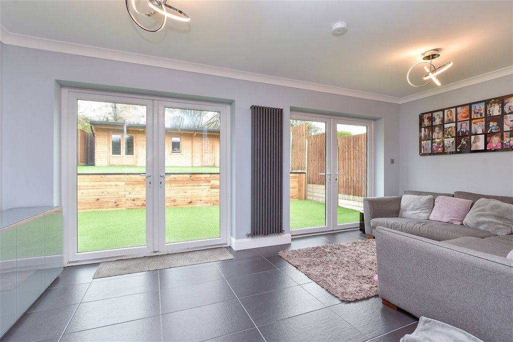 Property photo 3 of 17 Lounge