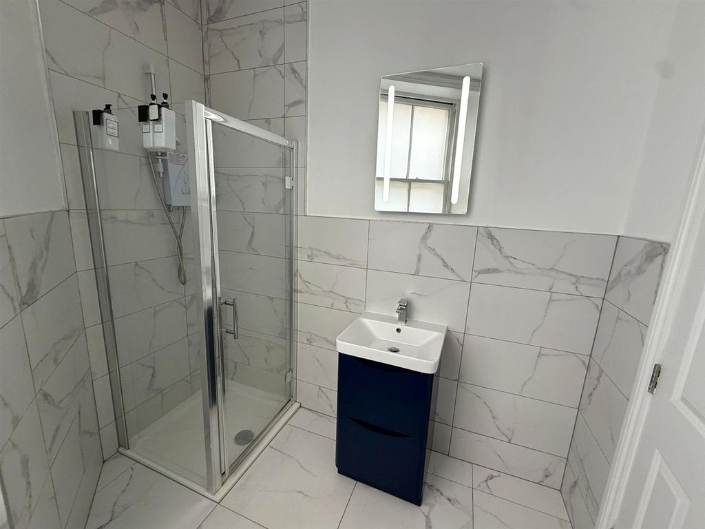 Property photo 3 of 4 Bathroom.Jpeg