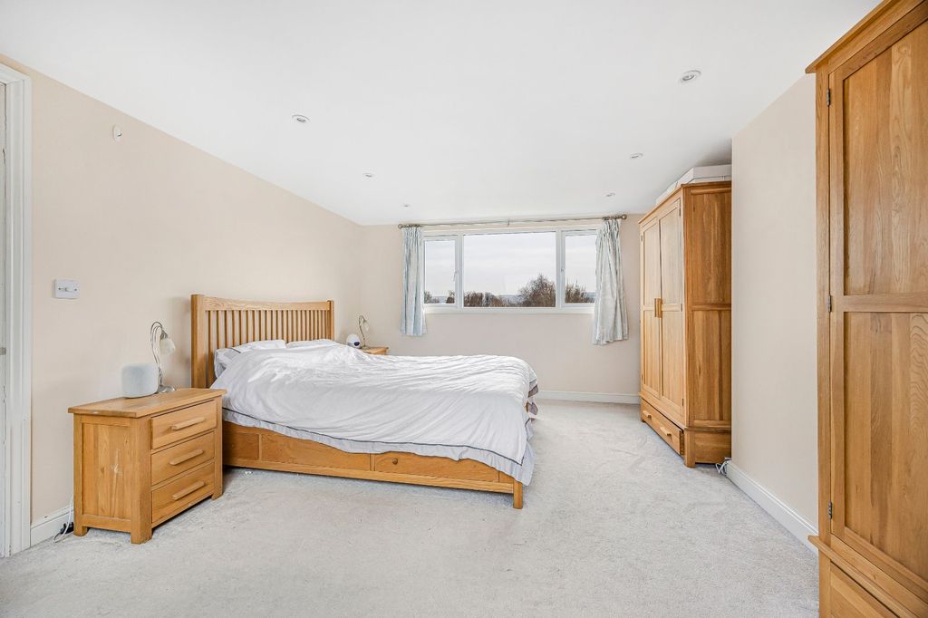 Property photo 2 of 17 Bedroom