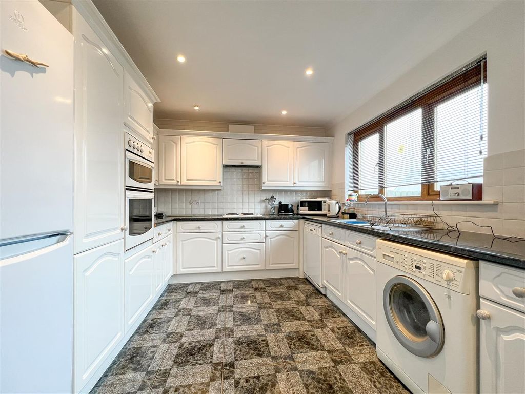 Property photo 3 of 20 Kitchen