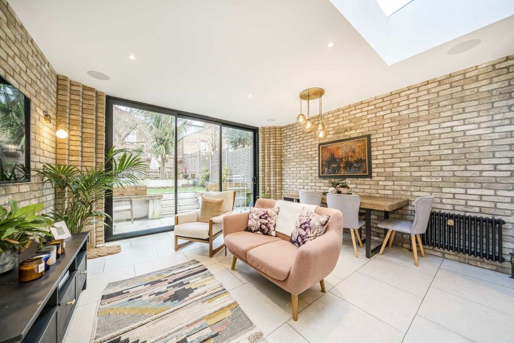 Property photo 2 of 8