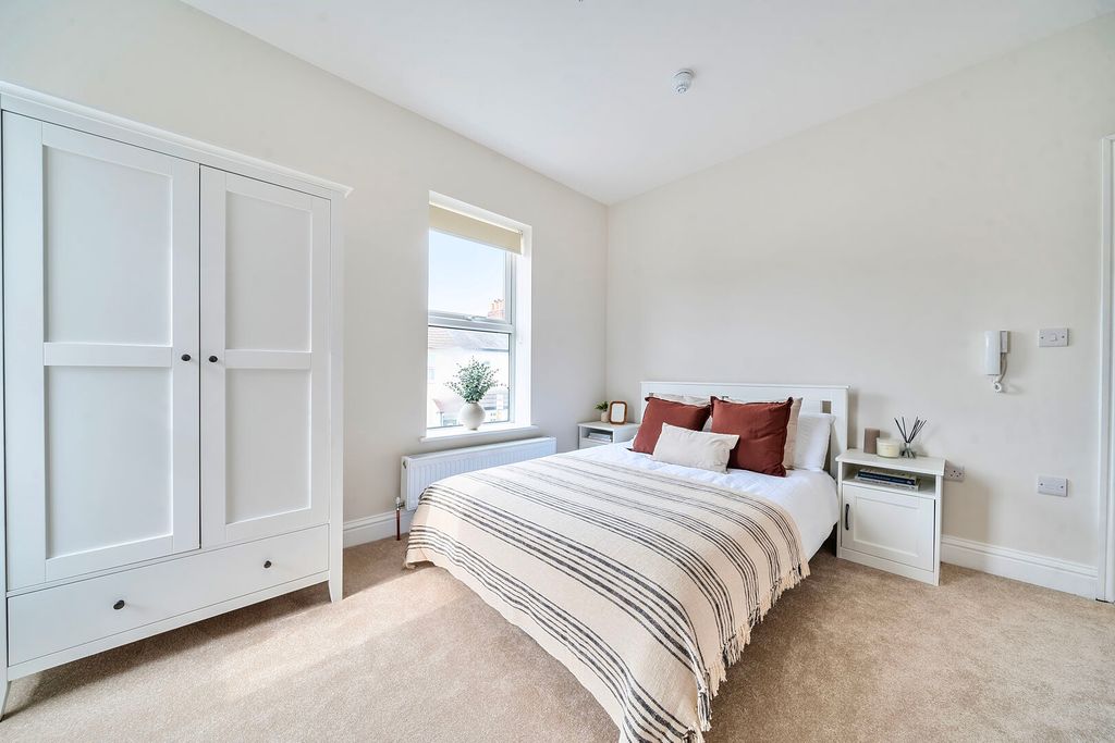 Property photo 3 of 23 1361317-4-68Dd17Deb0551