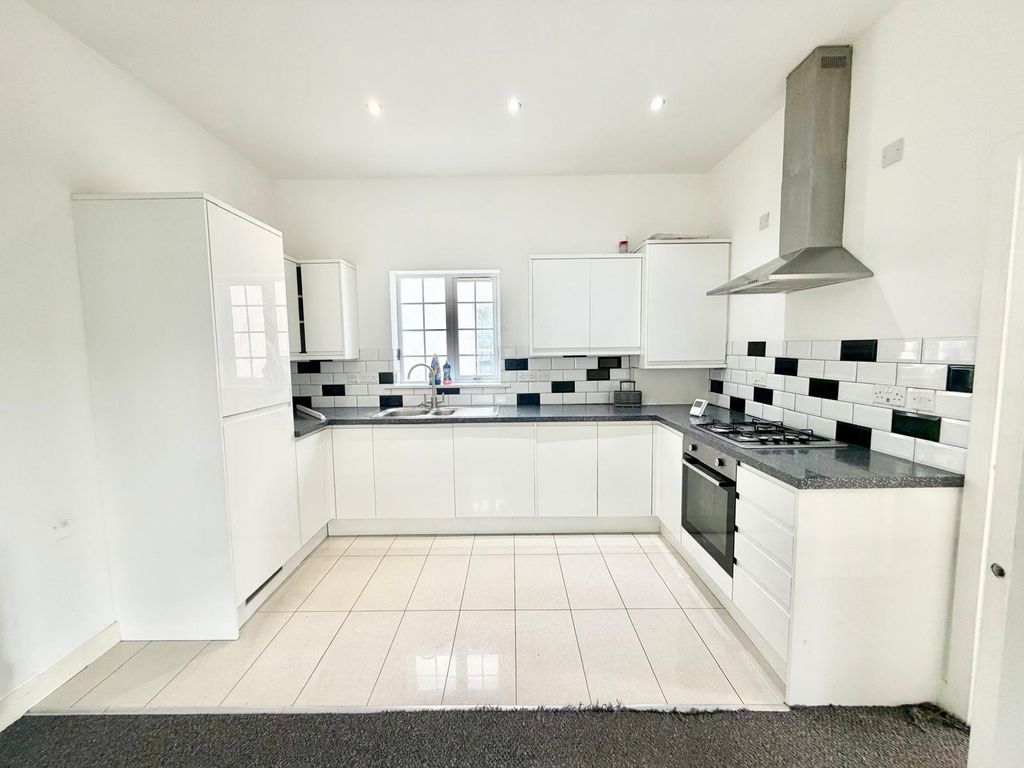 Property photo 2 of 8 Picture No. 24