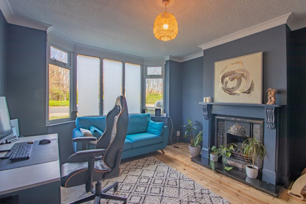 Property photo 3 of 16 Lounge (1)