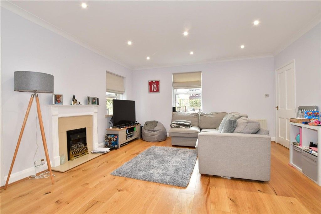 Property photo 1 of 10 Lounge